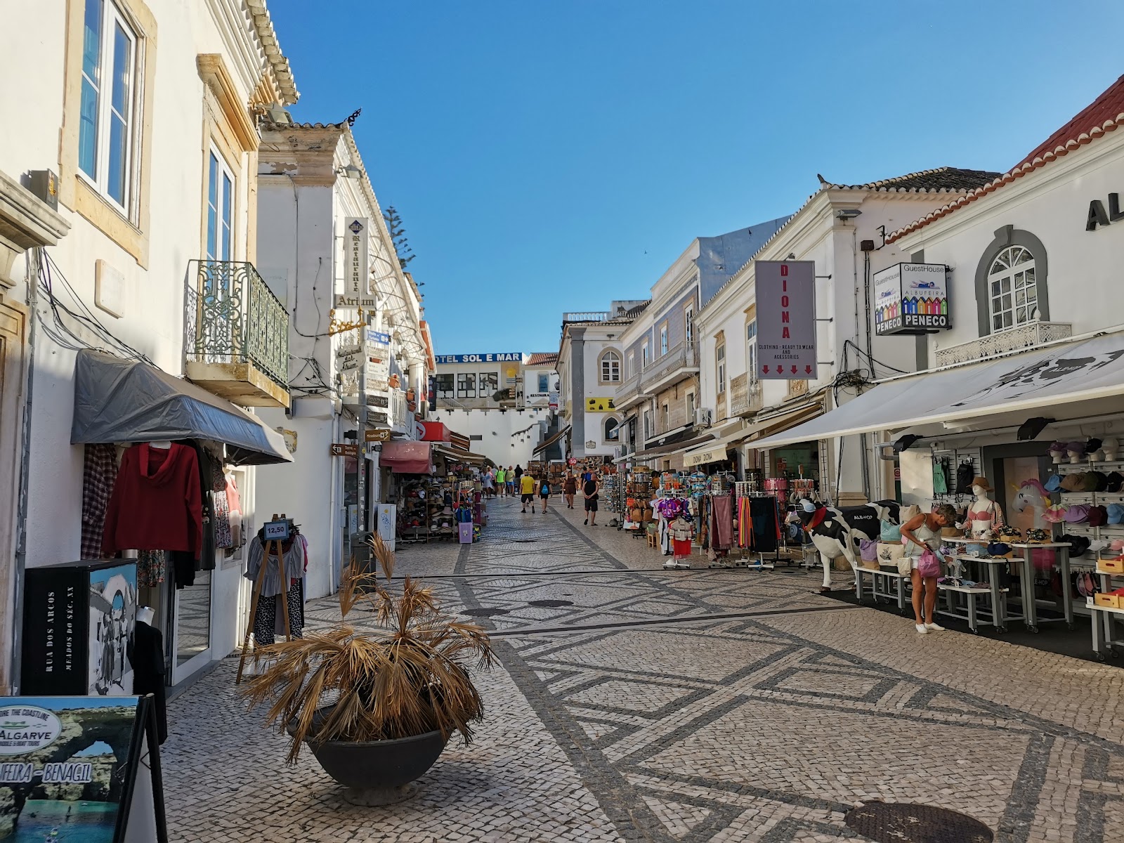 Albufeira Old Town Square (Largo Engenheiro Duarte Pacheco)