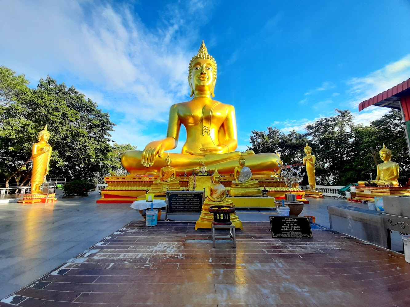 Big Buddha Temple (Wat Phra Yai)