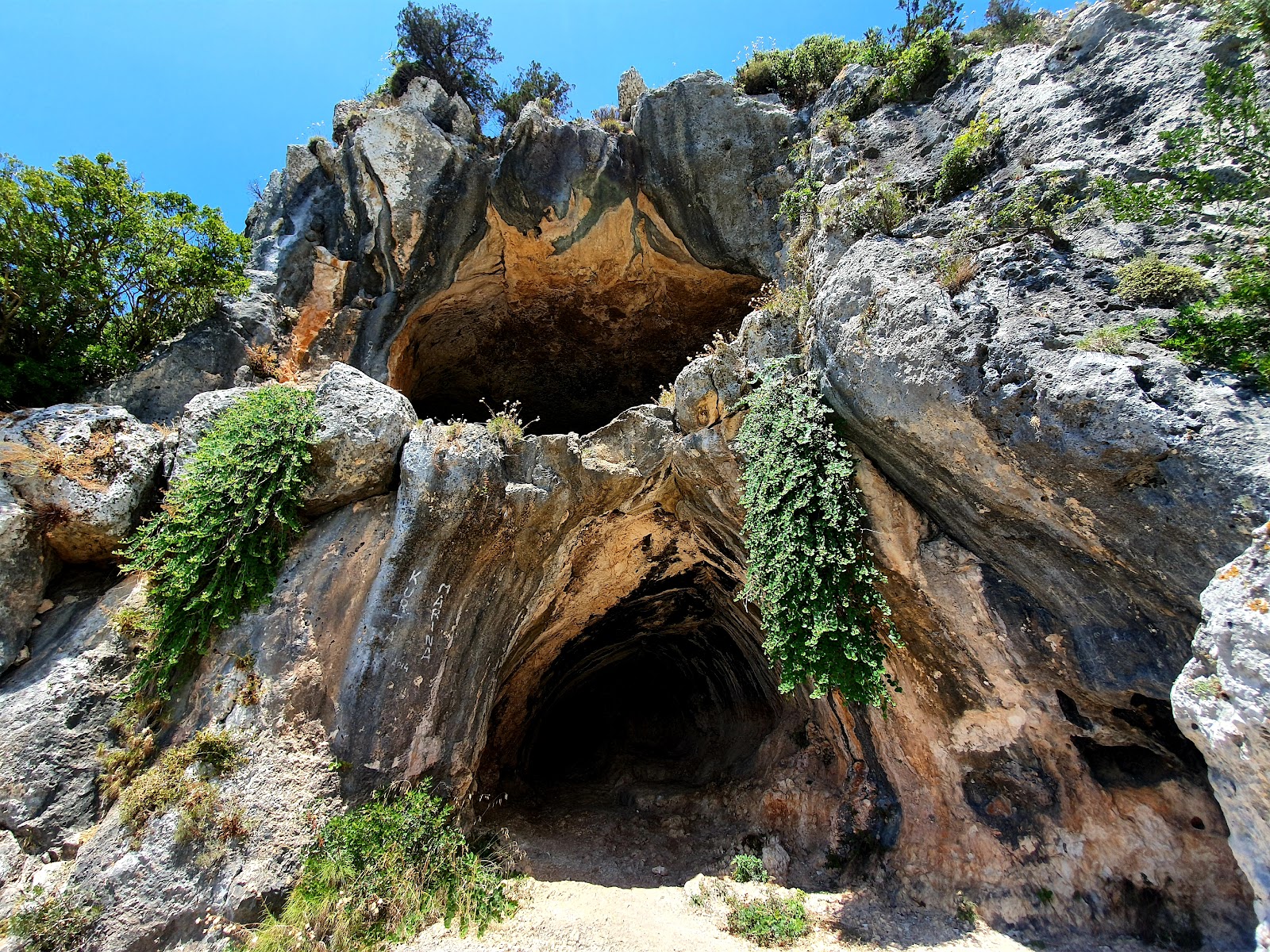Damianos Caves