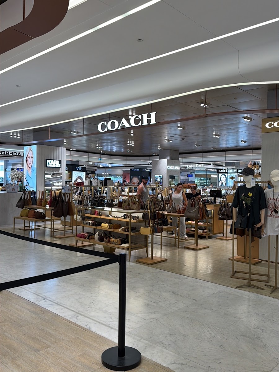 El Corte Inglés, Puerto Banús