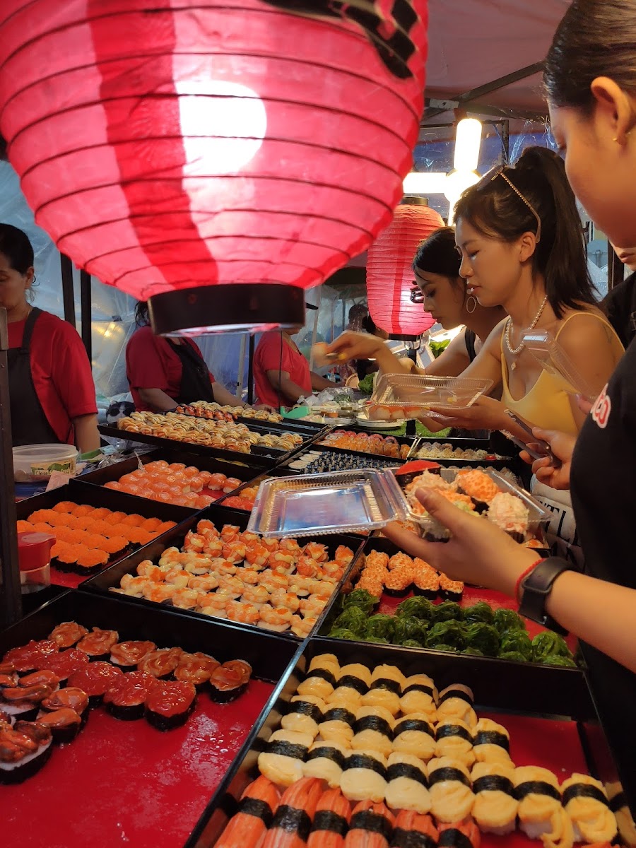 Lard Yai Sunday Walking Street Market