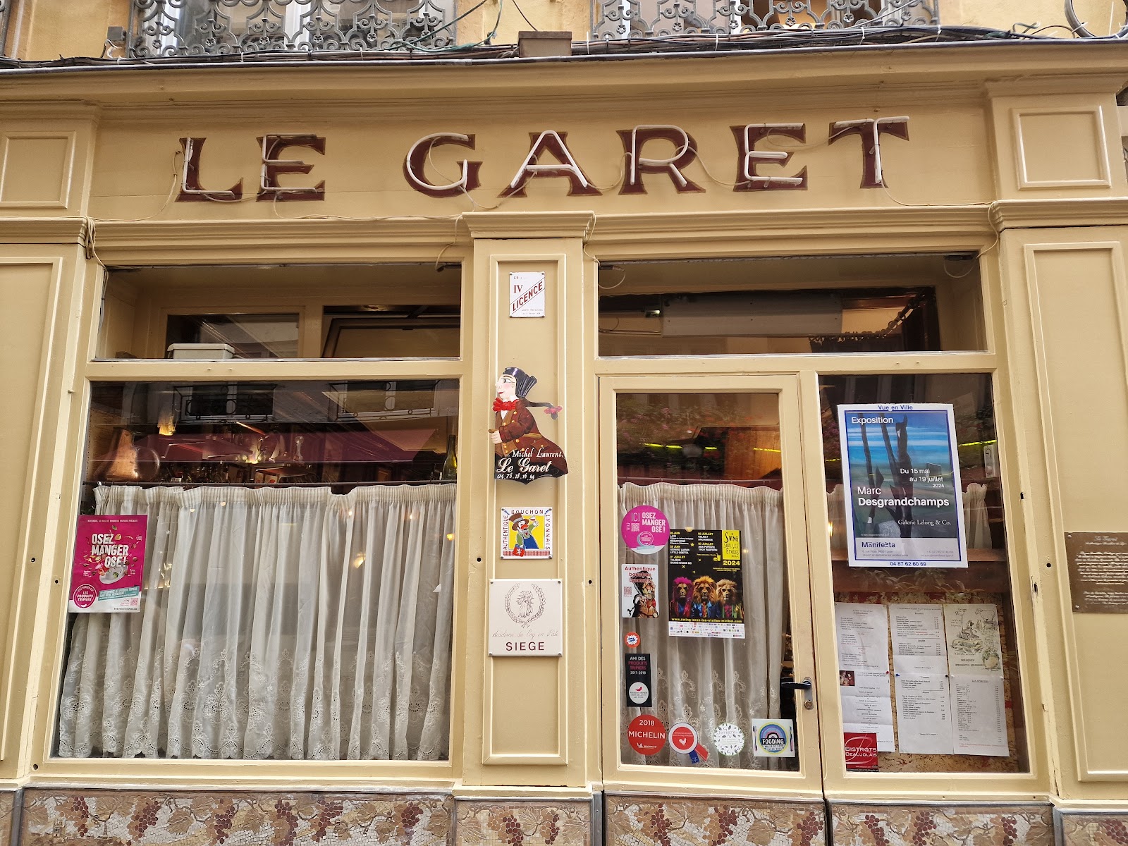 Les Bouchons Lyonnais (e.g., Le Garet)