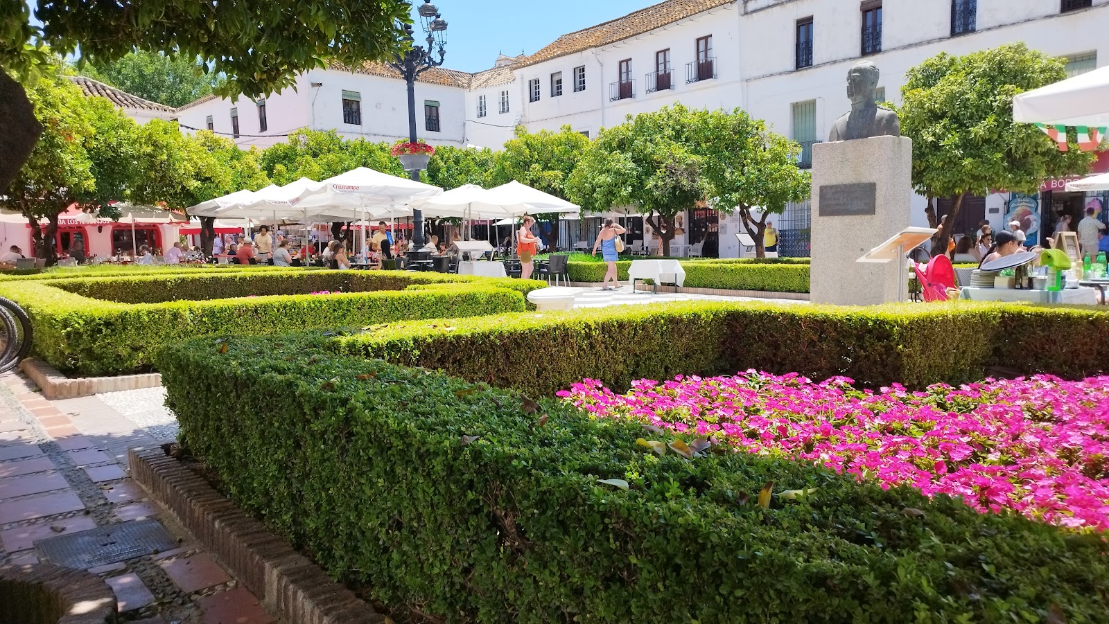 Plaza de los Naranjos Shops