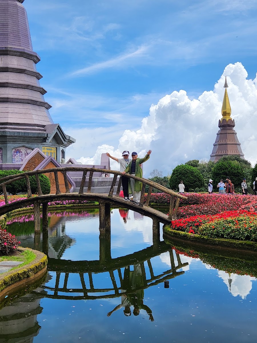 Royal Pagodas (Phra Mahathat Naphamethanidon & Naphaphonphumisiri)