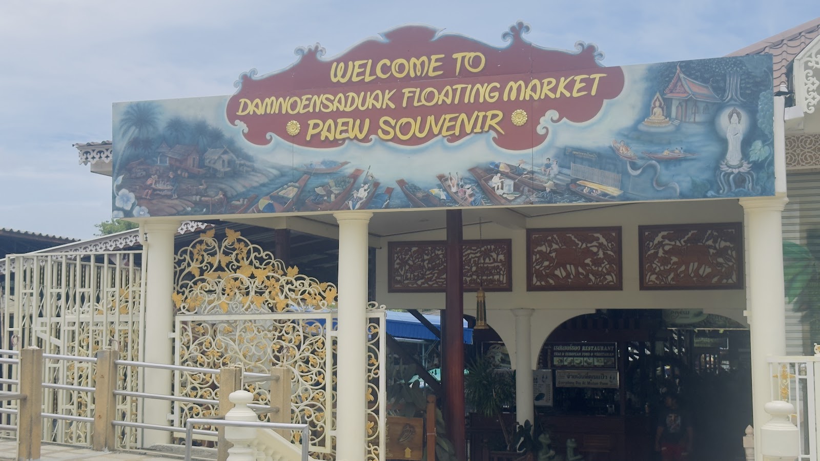 Damnoen Saduak Floating Market
