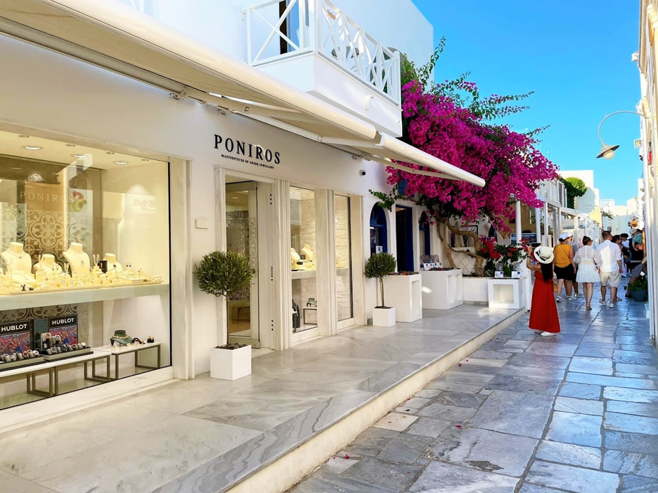 Shopping in Fira's Gold Street