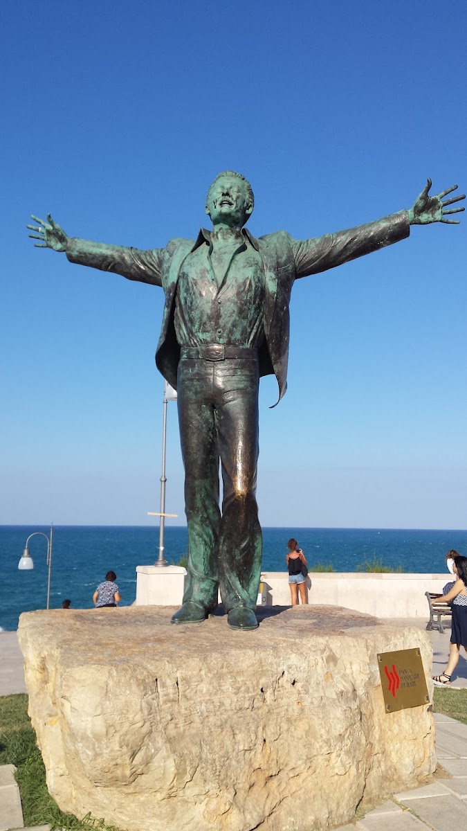 Statua di Domenico Modugno
